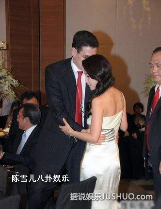 范冰冰张柏芝柳岩 盘点惨遭强吻袭胸的明星/图