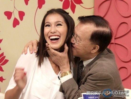 范冰冰张柏芝柳岩 盘点惨遭强吻袭胸的明星/图