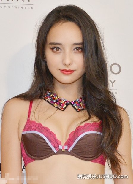 日美混血石田妮可走秀 烈焰红唇秀傲人双峰 日美混血石田妮可走秀 烈焰红唇秀傲人双峰