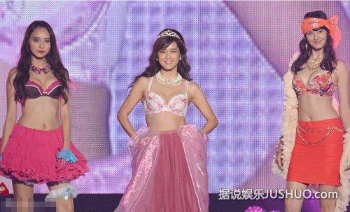 日美混血石田妮可走秀 烈焰红唇秀傲人双峰 日美混血石田妮可走秀 烈焰红唇秀傲人双峰