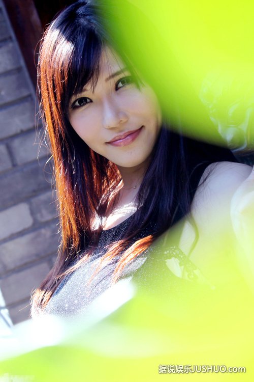 冲田杏梨肤白水嫩 巨乳女优秒变小清新