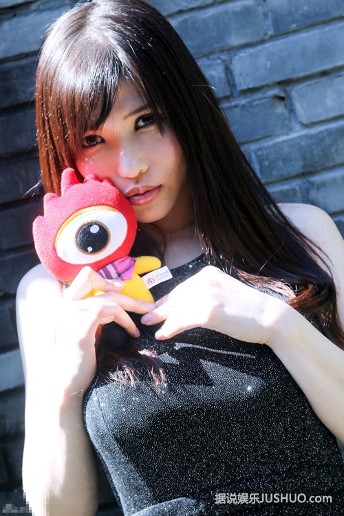 冲田杏梨肤白水嫩 巨乳女优秒变小清新