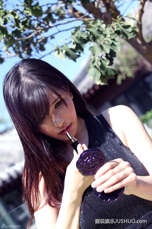 冲田杏梨肤白水嫩 巨乳女优秒变小清新