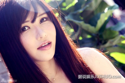 冲田杏梨肤白水嫩 巨乳女优秒变小清新