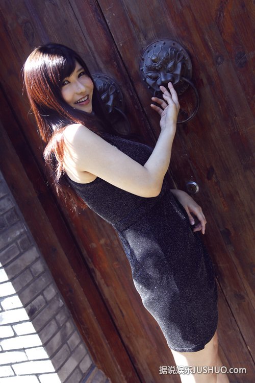 冲田杏梨肤白水嫩 巨乳女优秒变小清新