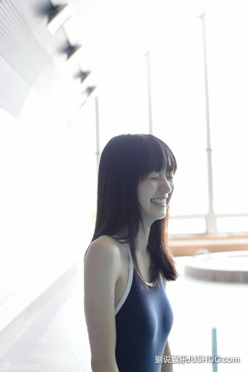 大眼美少女肤白貌美 泳池拍大片清凉出镜