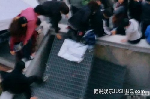 韩国女团演出20米高舞台坍塌 致16死10伤 韩国女团演出20米高舞台坍塌 致16死10伤