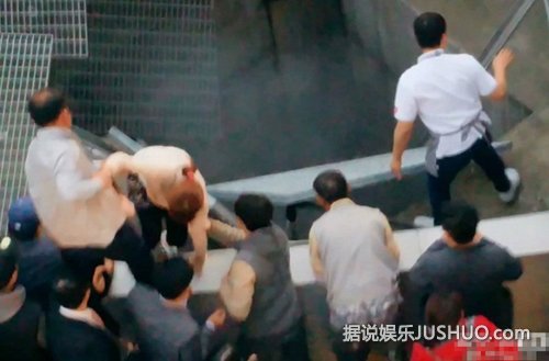 韩国女团演出20米高舞台坍塌 致16死10伤 韩国女团演出20米高舞台坍塌 致16死10伤