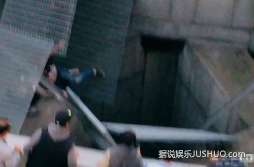 韩国女团演出20米高舞台坍塌 致16死10伤 韩国女团演出20米高舞台坍塌 致16死10伤