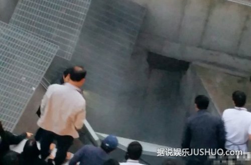 韩国女团演出20米高舞台坍塌 致16死10伤 韩国女团演出20米高舞台坍塌 致16死10伤