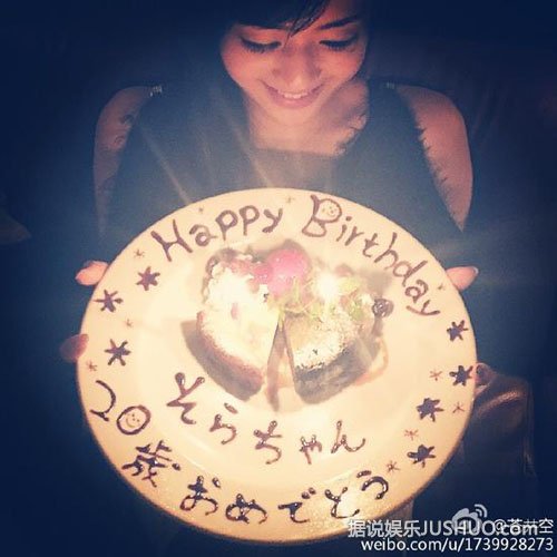 苍井空光棍节迎31岁生日 露香肩低调性感 苍井空光棍节迎31岁生日 露香肩低调性感
