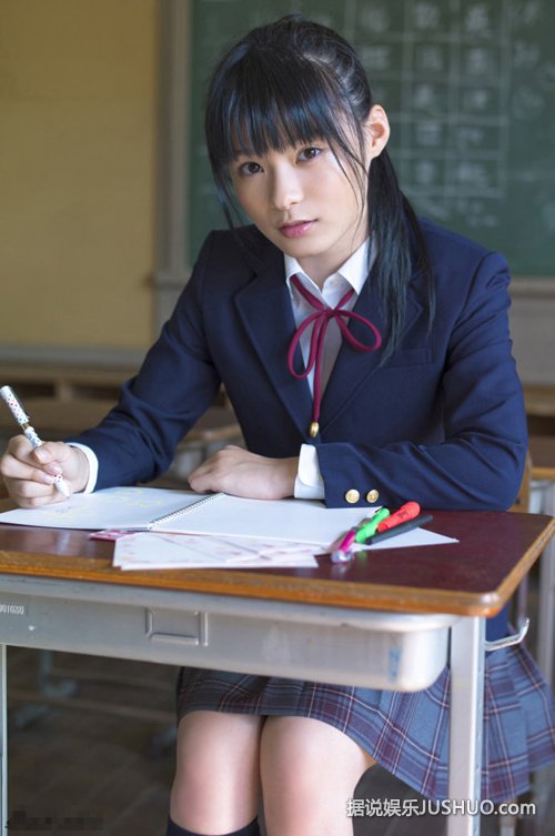 制服少女太大胆！教室里脱衣险走光露乳