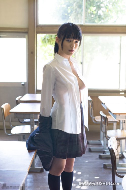 制服少女太大胆！教室里脱衣险走光露乳