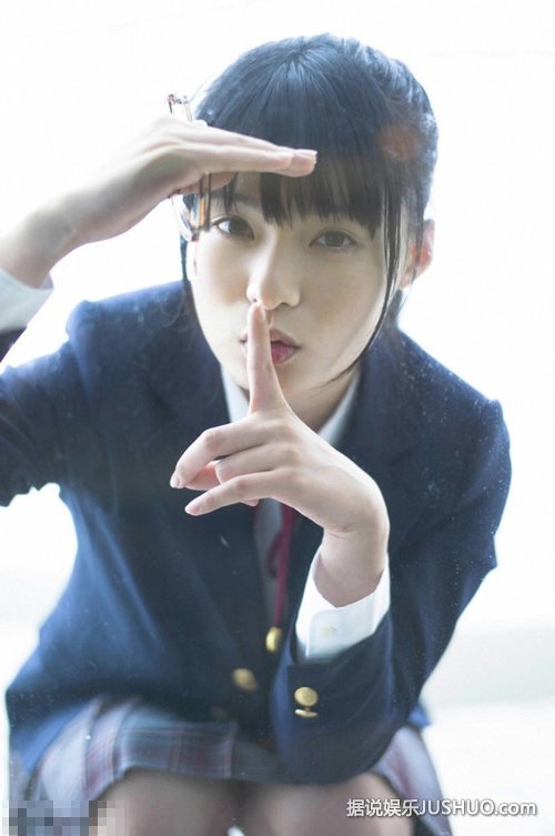 制服少女太大胆！教室里脱衣险走光露乳
