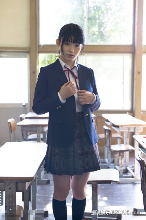 制服少女太大胆！教室里脱衣险走光露乳