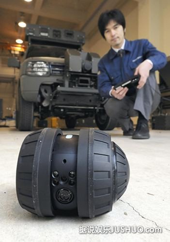 日手投式球形侦查机器人：抵达地点后变身拍摄