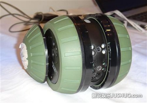 日手投式球形侦查机器人：抵达地点后变身拍摄