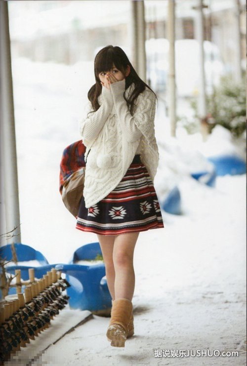 美丽冻人！日本美少女雪天仍穿制服短裙