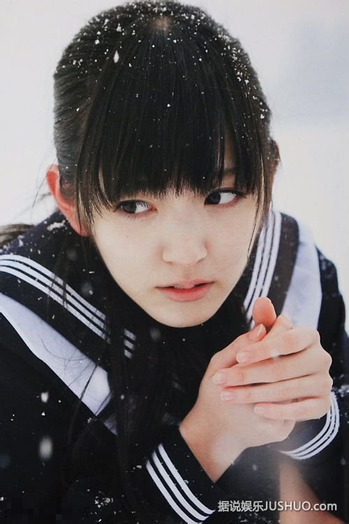 美丽冻人！日本美少女雪天仍穿制服短裙