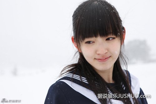 美丽冻人！日本美少女雪天仍穿制服短裙