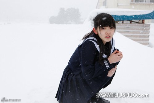 美丽冻人！日本美少女雪天仍穿制服短裙