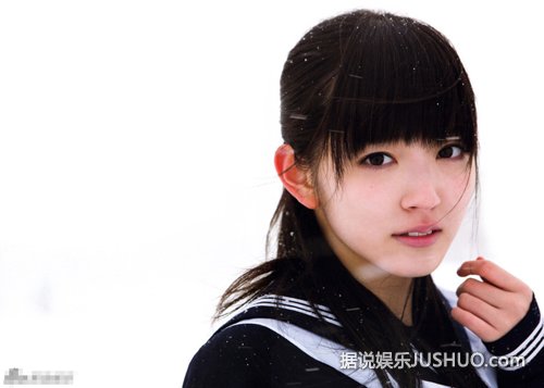 美丽冻人！日本美少女雪天仍穿制服短裙