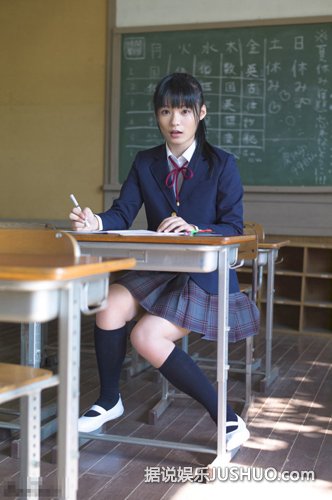 星名美津纪制服诱惑 教室脱衣险走光