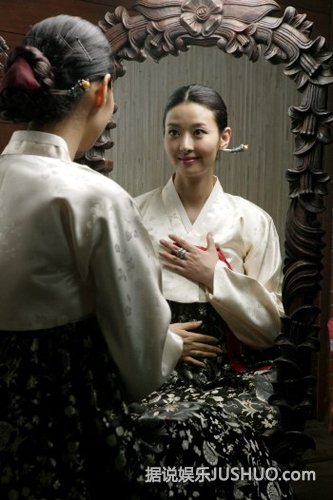 韩国女演员拍戏裸胸喂奶 近景特写未打马赛克