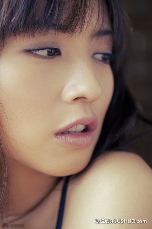 日本性感女星优木真央美暖色写真 熟女气息