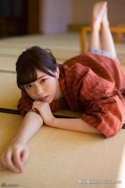 日本萌妹肤白貌美 横卧沙发露白嫩大腿