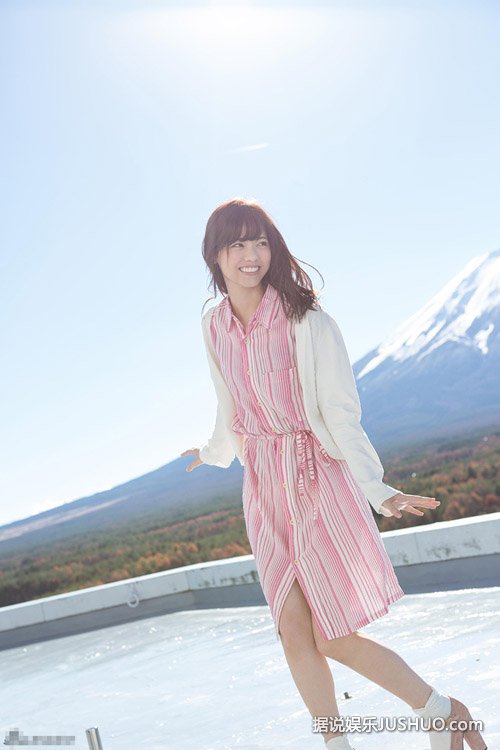 日本萌妹肤白貌美 横卧沙发露白嫩大腿