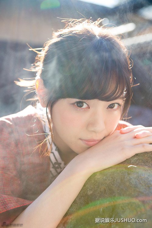 日本萌妹肤白貌美 横卧沙发露白嫩大腿