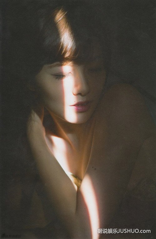 白石麻衣魅影写真 表情诱惑露背秀乳沟 白石麻衣魅影写真 表情诱惑露背秀乳沟