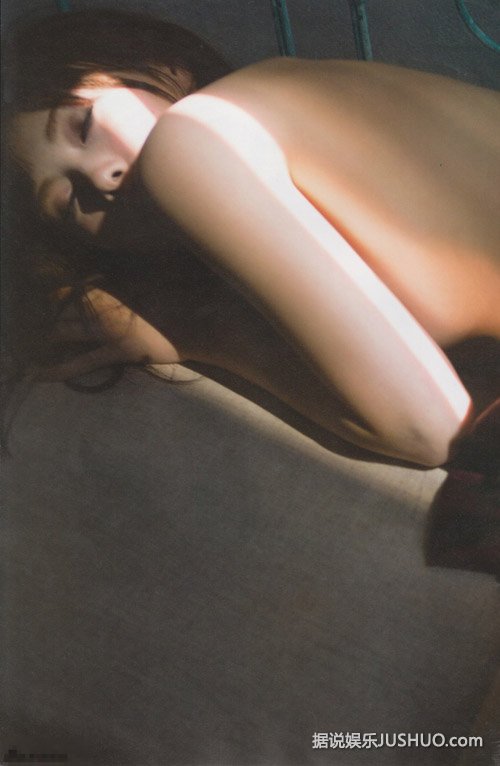 白石麻衣魅影写真 表情诱惑露背秀乳沟 白石麻衣魅影写真 表情诱惑露背秀乳沟