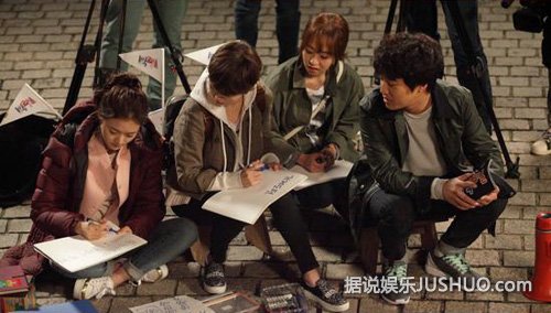 韩剧《制作人》车太贤当编导坐板凳指挥