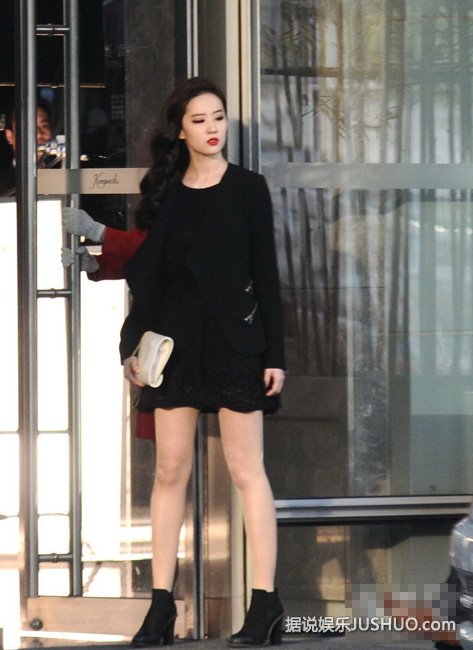 刘亦菲短裙秀美腿 红唇变冷艳女郎 刘亦菲短裙秀美腿 红唇变冷艳女郎