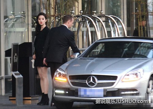 刘亦菲短裙秀美腿 红唇变冷艳女郎 刘亦菲短裙秀美腿 红唇变冷艳女郎