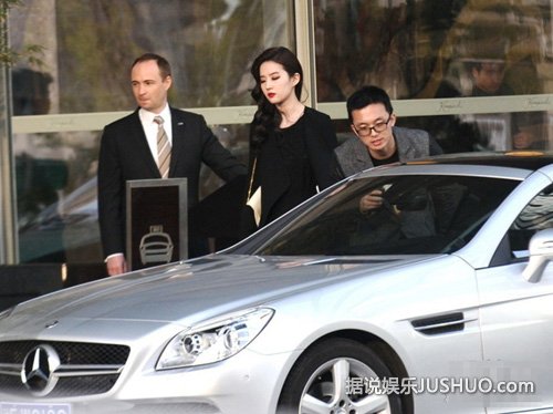 刘亦菲短裙秀美腿 红唇变冷艳女郎 刘亦菲短裙秀美腿 红唇变冷艳女郎