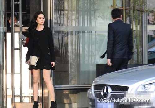 刘亦菲短裙秀美腿 红唇变冷艳女郎 刘亦菲短裙秀美腿 红唇变冷艳女郎