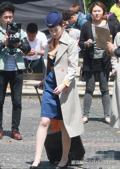 刘亦菲短裙秀美腿 红唇变冷艳女郎 刘亦菲短裙秀美腿 红唇变冷艳女郎