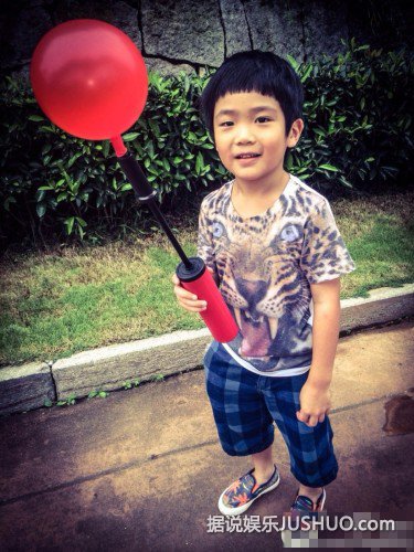 萌爸曹格曾是gay吧红人 16岁初恋好打架