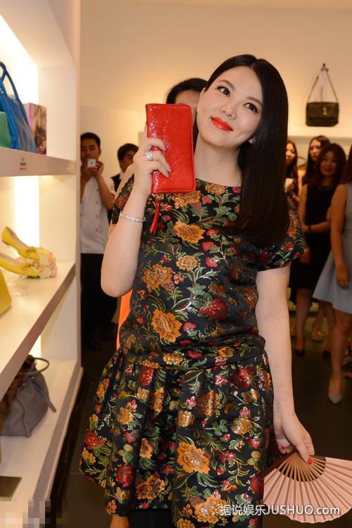 李湘昔日屌丝囧照遭曝光 画面“香艳”火辣不忍直视