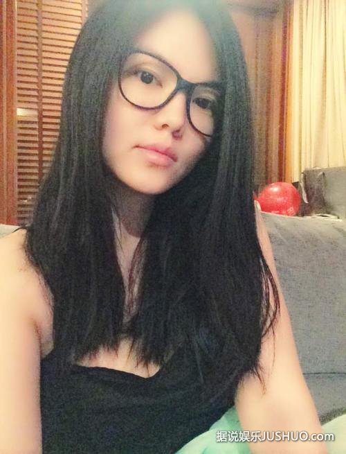 李湘昔日屌丝囧照遭曝光 画面“香艳”火辣不忍直视