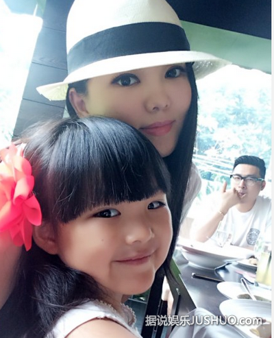 李湘昔日屌丝囧照遭曝光 画面“香艳”火辣不忍直视