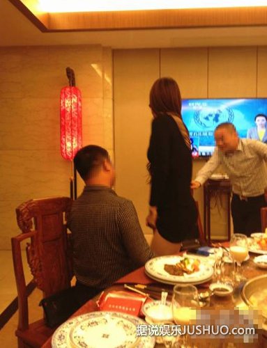 莫露露当众宽衣喂奶山西土豪 无节操哺乳照遭疯传