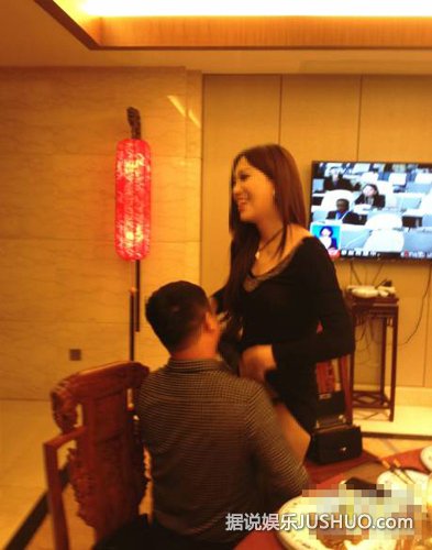 莫露露当众宽衣喂奶山西土豪 无节操哺乳照遭疯传