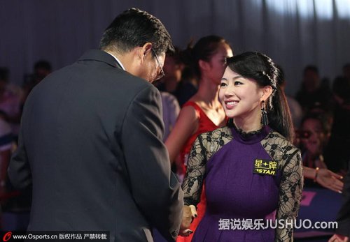 “九球天后”潘晓婷性感亮相开幕式 镂空蕾丝装遭偷瞄