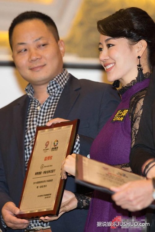 “九球天后”潘晓婷性感亮相开幕式 镂空蕾丝装遭偷瞄