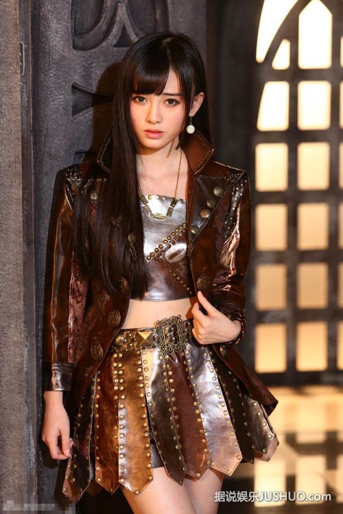 SNH48鞠婧祎甜美写真 粉色纱裙秀美腿