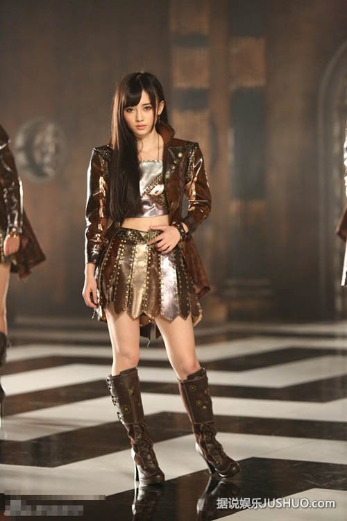 SNH48鞠婧祎甜美写真 粉色纱裙秀美腿